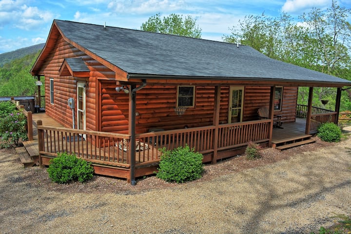 Buckin' Crazy-romantic Cabin, Hot Tub, Wi-fi, Fireplace, Bumper Pool, Views!! - West Jefferson, NC