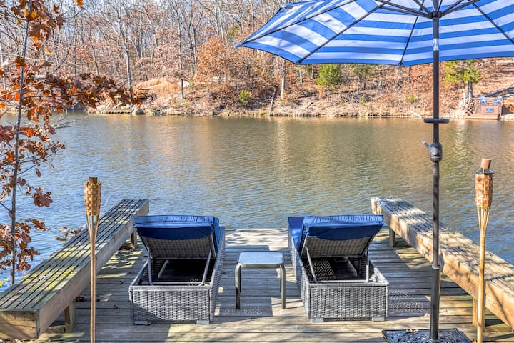 Cardinal Lake Cottage By Sarah Bernard With Private Dock, Beach And Fire Pit - Innsbrook, MO