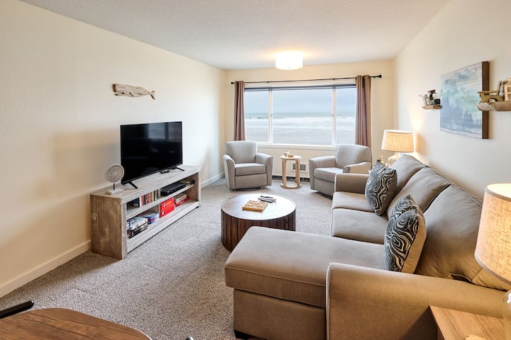 'Shore Thing' - Deluxe 3rd Floor Oceanfront Condo - Wifi, Pool & Beach Access! - Lincoln City, OR