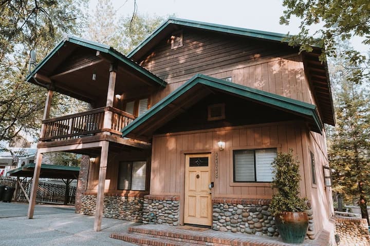 Game Room, 5 Bedrooms, Multiple Decks, 350 Yards To The Pines Village & Marina - Bass Lake, CA