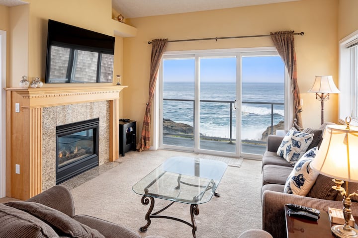 Cyber Monday Deals*: Oceanfront, Pool & Whales - Depoe Bay, OR