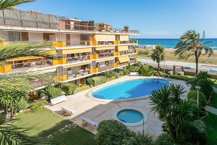 Unique Sea Views & Beachfront Apartment - Casteldefels