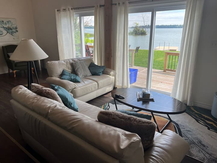The Consecon - Waterfront 5 Bdr Cottage - Sand Banks, ON