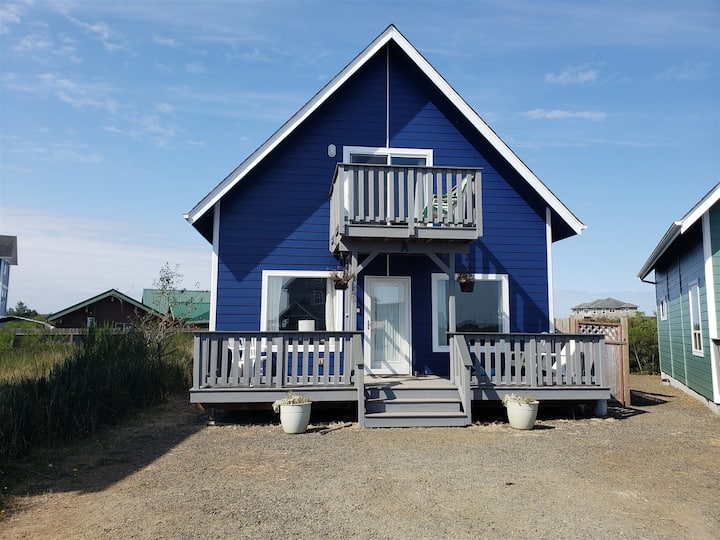 A Little Blue Beach House - Ocean & Bay Views - Ocean Shores, WA