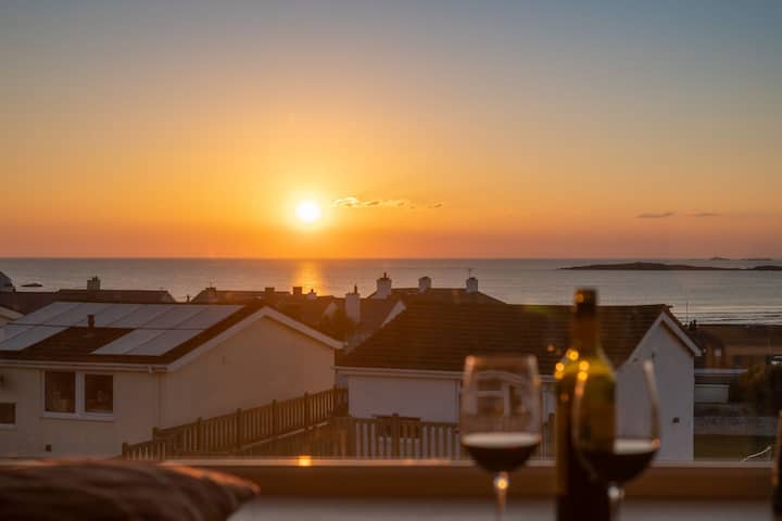 Sunset View: Two Bedroom Pet-friendly Holiday Apartment - Rhosneigr