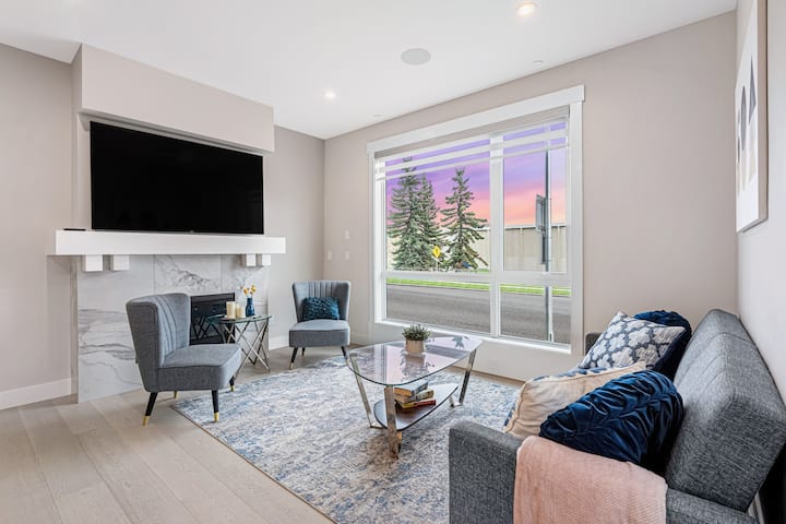Modern Altadore Home | 3 Br |Fireplace | Sleeps 8 - Calgary
