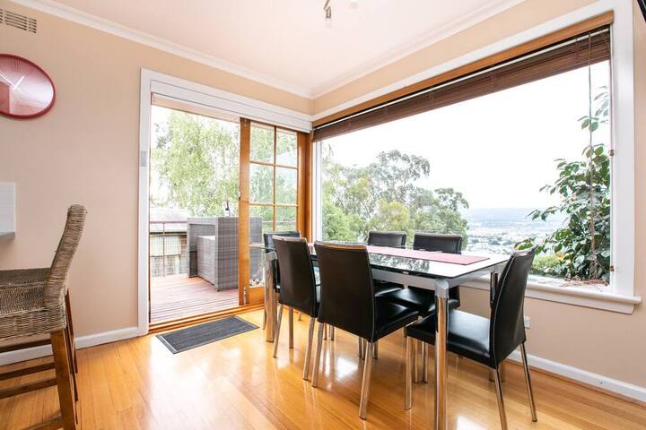 Comfortable Home With Wifi, Parking & Views - Launceston