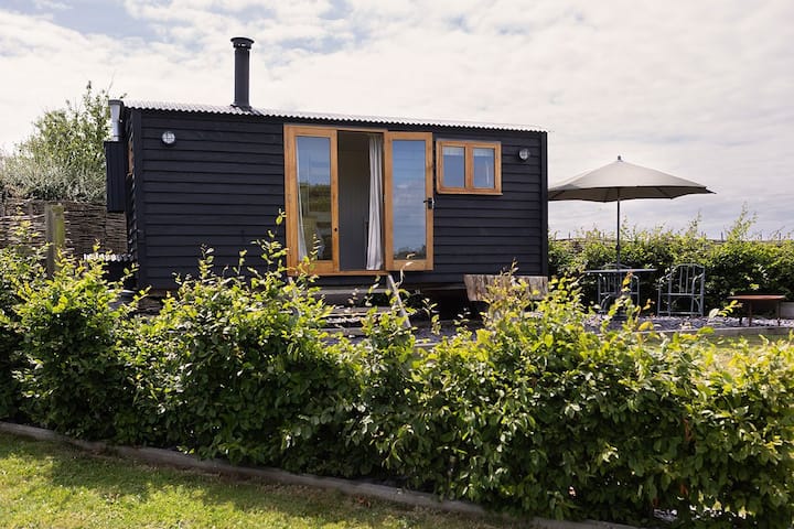 The Dilly: Luxury, Romantic Shepherd's Hut For Two On Anglesey - Anglesey