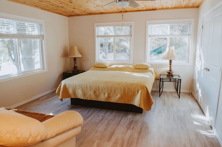 Charming 3 Bedroom Suite On Lang Lake - Killarney