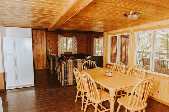 Charming 4 Bedroom Lakeside Cottage With Fireplace - Espanola, Canada