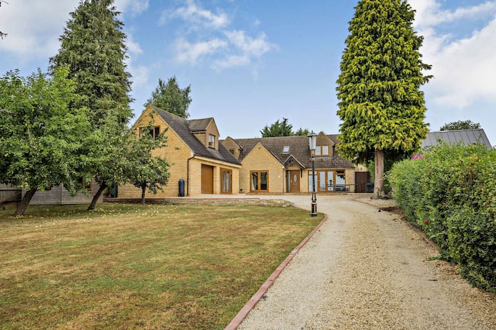 5 Bedroom Cotswold Holiday Home -Windrush, Salford - 奇平諾頓