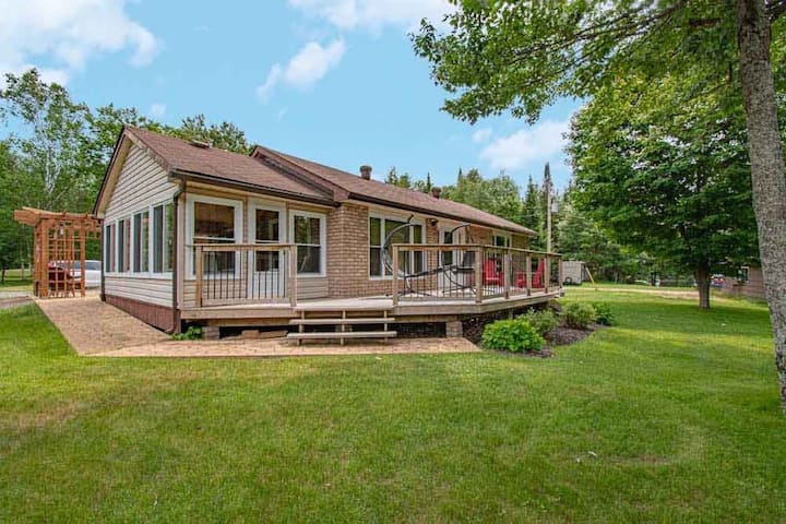 Modern Waterfront Cottage W/ Swimming & Hot Tub! - Algonquin Provincial Park