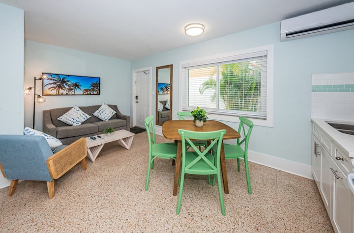 Room 5 · Courtyard Poolside Suite, Beach Adjacent - Madeira Beach, FL