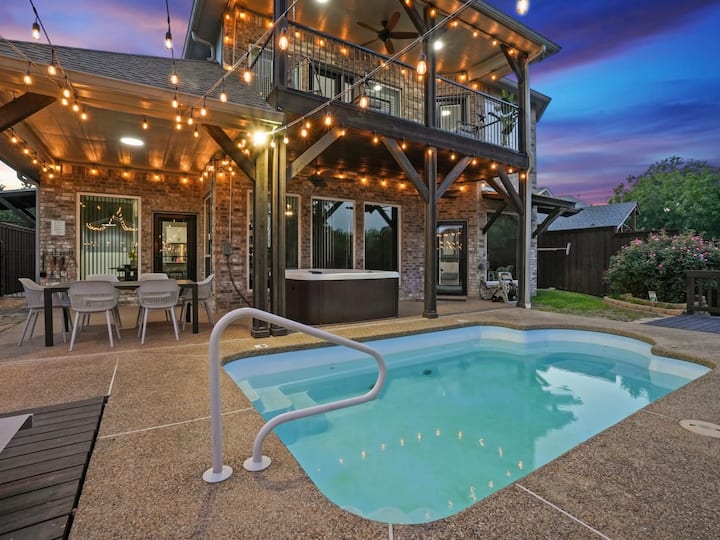 Clearview Castle | Pool*, Jacuzzi, Lake View - Corinth, TX