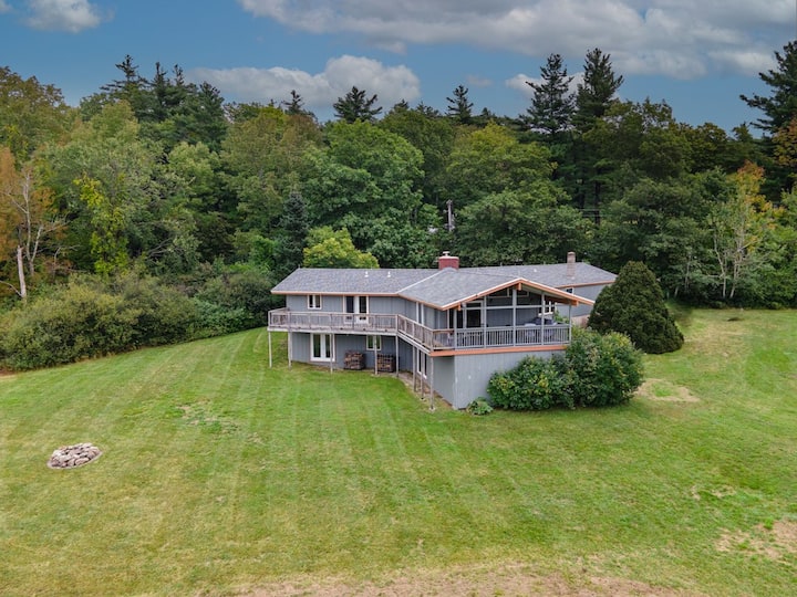 Private Field House - 4 Bedroom Spacious Home - Greenfield State Park, Greenfield