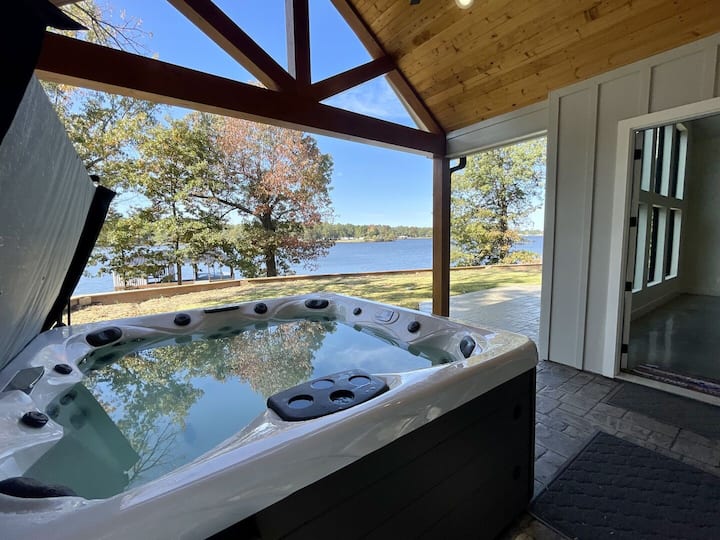 New Build! Luxury Cabin On Lake Bob Sandlin W/hot Tub And Dock! - Mount Pleasant, TX