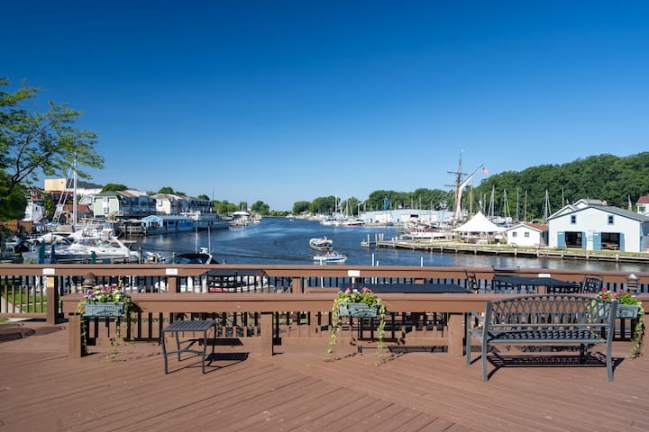 Harbor View At The Colonial - Condo Overlooking Black River, Walking Distance To Beach And Downtown - サウス・ヘブン, MI