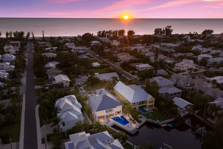 Luxury Home With Private Pool, Putting Green, And Dock! - Anna Maria Island, FL