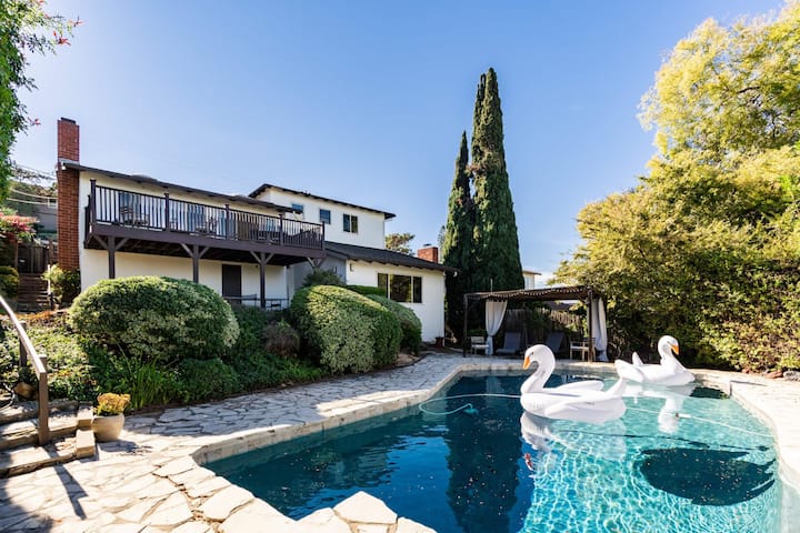 Spacious And Bright 5-bedroom Oasis, Pool And Yard - Chula Vista, CA