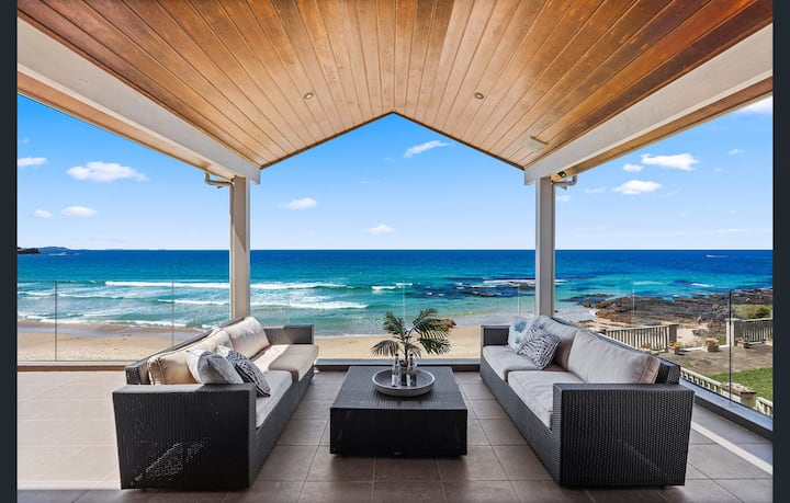 Absolute Beachfront 4 Bedroom Luxury Property Just 1 & 1/2 Hrs South Of Sydney - Shellharbour