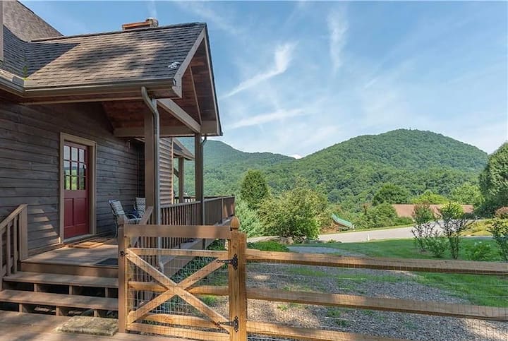 The Mountain Sojourn, Cozy And Luxurious-views - Maggie Valley, NC