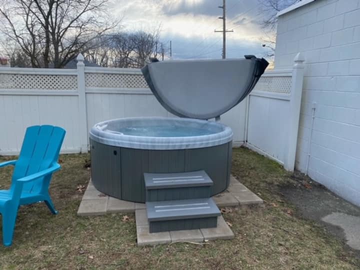 Duplex | Firepit | Game Room | Hot Tub-open All Ye - Michigan City, IN