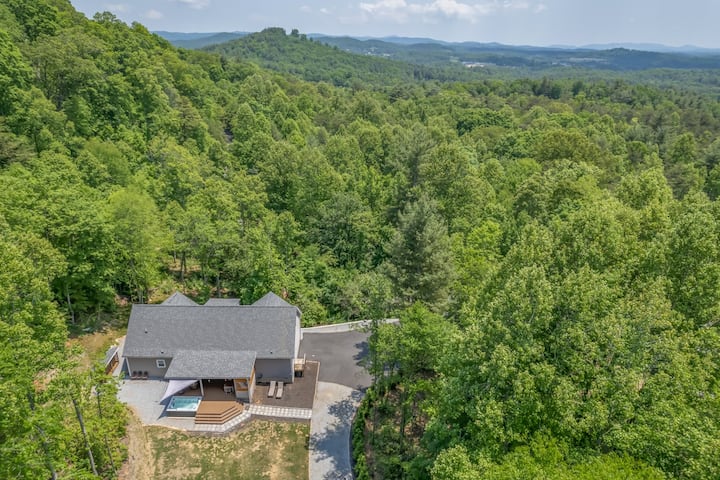 Private Mountain Home W Hot Tub, Game Room, & More - Hendersonville, NC