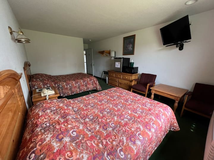 Cozy Petite Queen + Full Room With Free Parking! - Evansville, IL