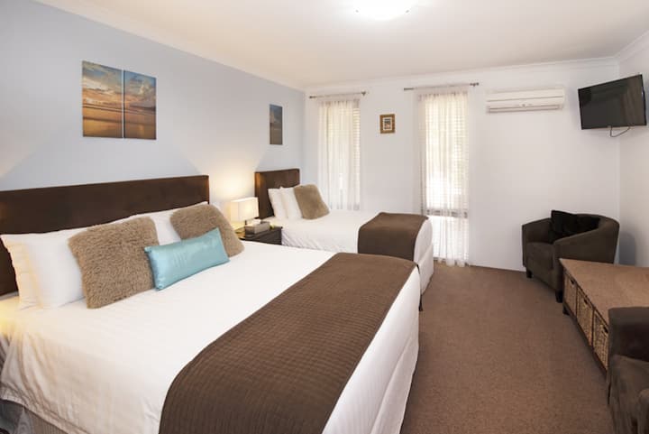 Deluxe Twin Room With Private Room And Ensuite - Busselton