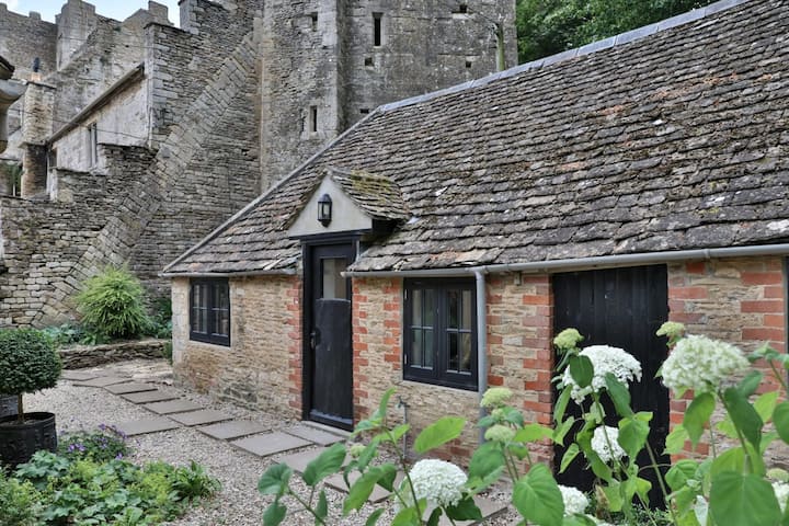 The Bothy - Beverston Castle Cotswolds - Tetbury