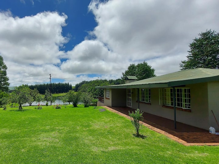 Neat Country Farm Cottage - Dullstroom