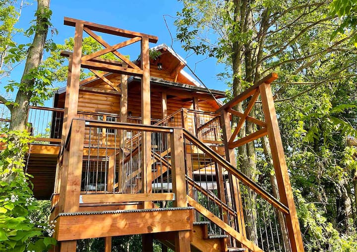Treehouse Getaway With Hot Tub @ Cricket Hill - Berlin, OH