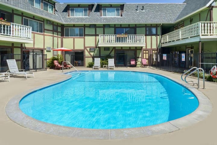 Perfect For Groups! 4 Relaxing Units, Onsite Pool! - Solvang, CA