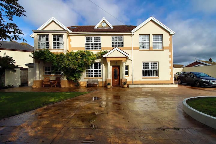 Stunning 7-bed House In Porthcawl - Porthcawl