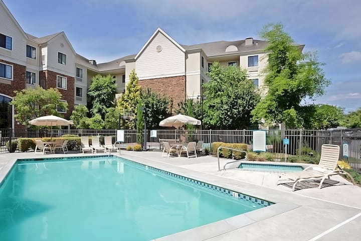 Comfort And Relaxation! W/ Pool, Free Breakfast! - Portland, OR
