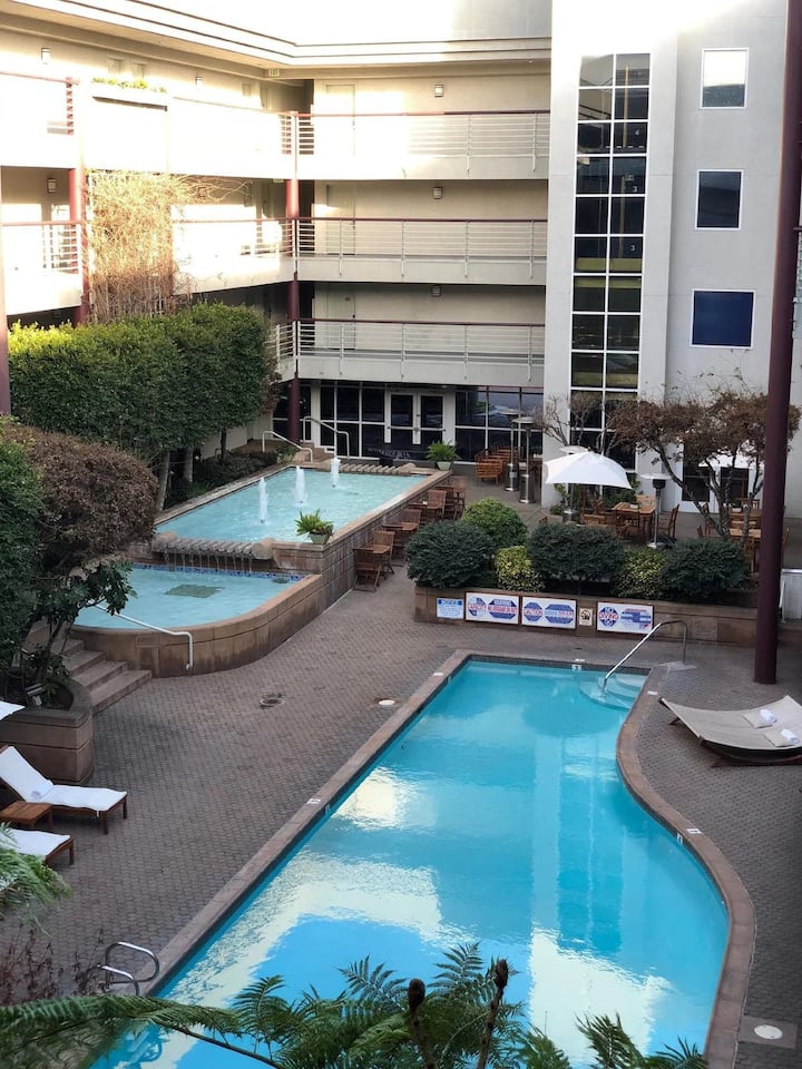 Relax And Recharge! Free Parking, Onsite Pool - Saratoga