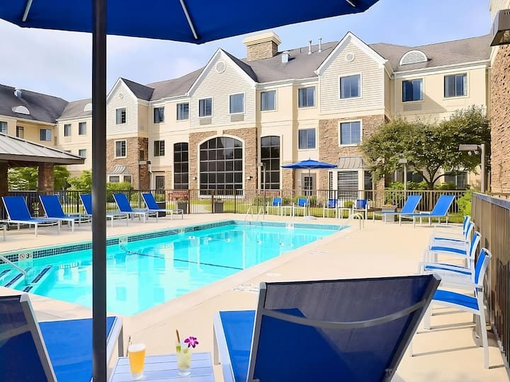 Vacation Is Calling! W/ Pool, Near Strazzula! - Lowell, MA