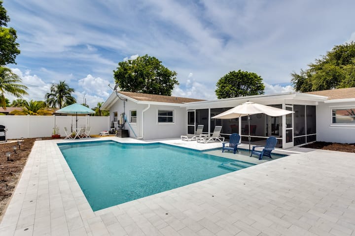 Tropical Florida Abode W/ Pool & Screened-in Patio - Palm Beach Gardens, FL