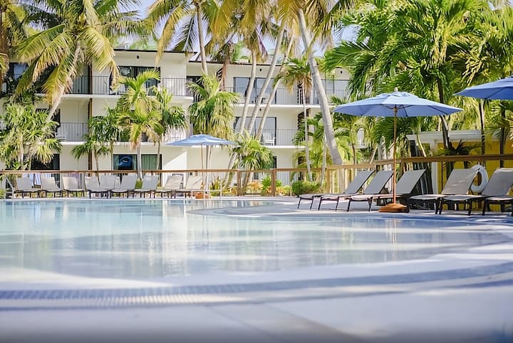 2 Relaxing Units With Balcony! Beachfront, Pool! - Islamorada, FL