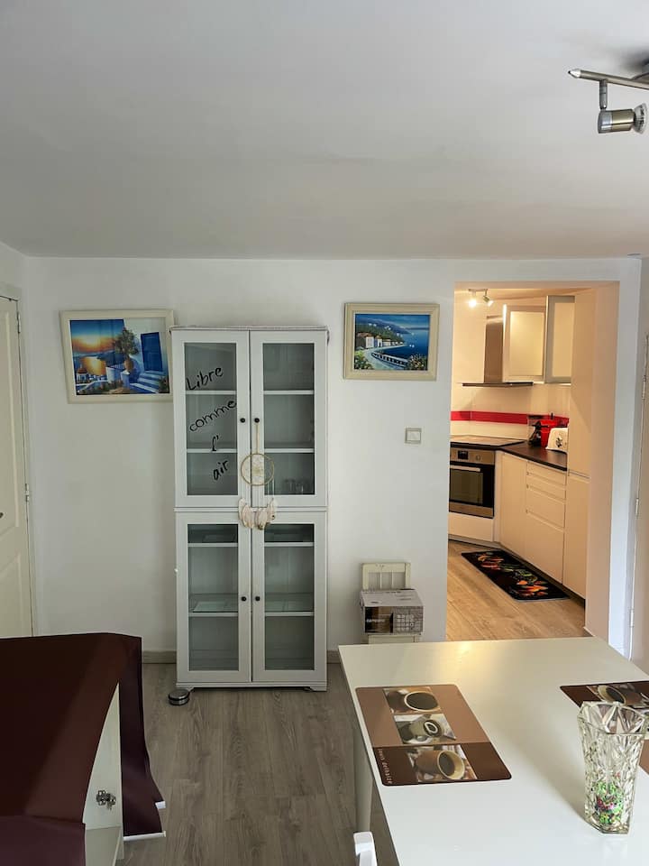 Joli Appartement Pour 5 Pers. à Charleroi - Brussels Charleroi Airport (CRL)