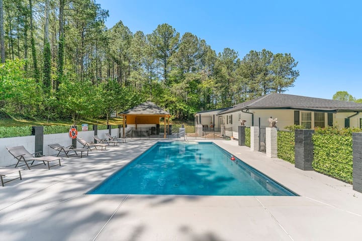Relax At Poolside Bliss In Newly Renovated Home! - ローレンスビル, GA