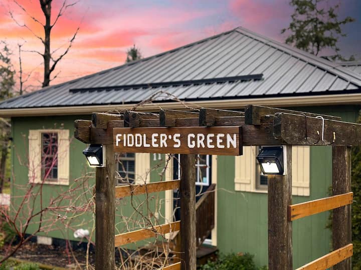 Fiddlers Green Unique Tragicallyhip Themed Cottage - Bayfield
