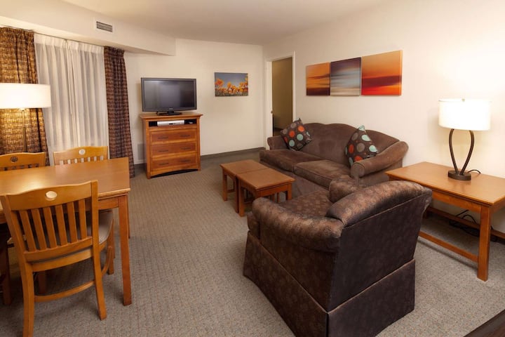 Lounge By The Pool! Pet-friendly Property! - Irving