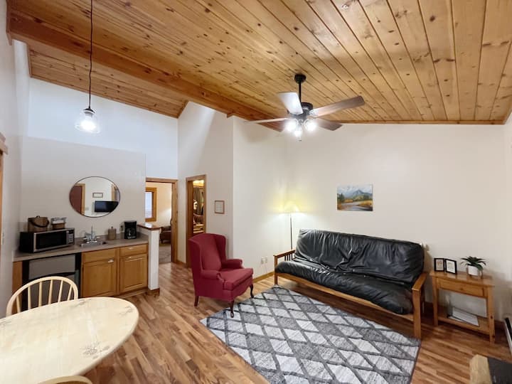 Cabin Suite Bed & Breakfast - Woodland Park, CO