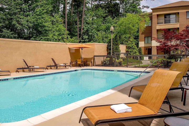 Best Place To Unwind! 2 Comfortable Units, Pool! - Durham, NC