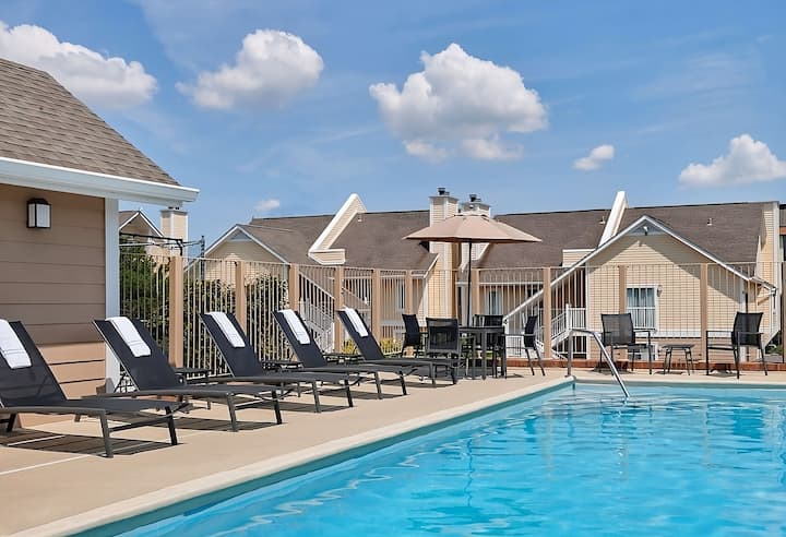 Relax And Recharge! Free Breakfast, Parking, Pool - Omaha
