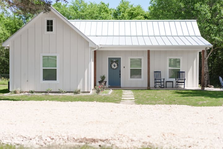 "New" Modern Farmhouse In The Middle Of It All! - Navasota, TX