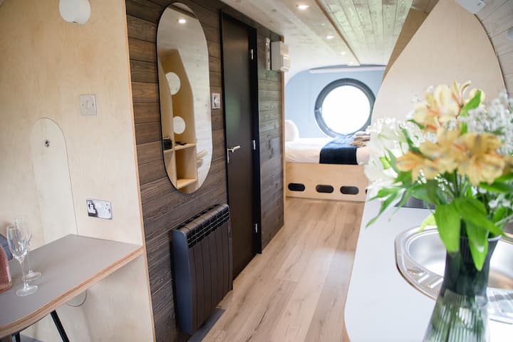 Anthropod-white Wisp With Hot Tub - Linlithgow