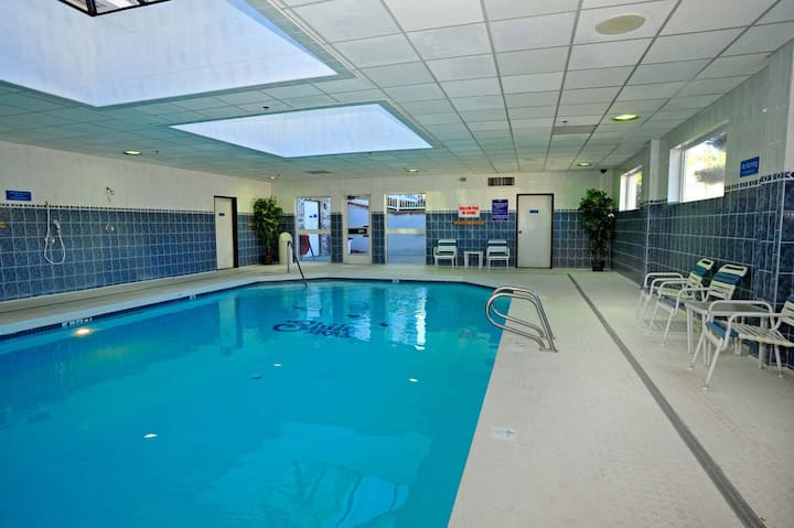 Pleasant Stay! Onsite Pool, Pets Allowed Here - Klamath Falls, OR