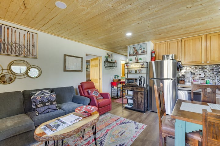 Ski-in Red River Retreat: Balcony, Mountain Views! - Red River, NM